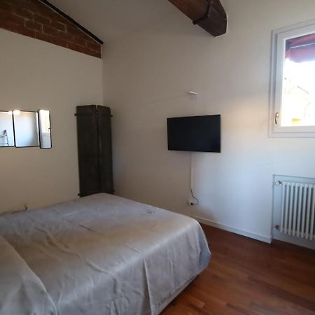 Charme Appartamento Immerso Tra Le Mura Bolognesi Exterior photo