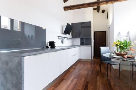 Charme Appartamento Immerso Tra Le Mura Bolognesi Exterior photo